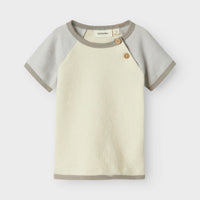 Hoe tof is dit baby nunan lange mouwen shirt turtledove van het merk Lil' Atelier?! Dit leuke shirt zit enorm comfortabel, maar zorgt ook voor een hippe look en ziet er heel stoer uit! Het is de ideale basic voor in elke kinderkledingkast! VanZus
