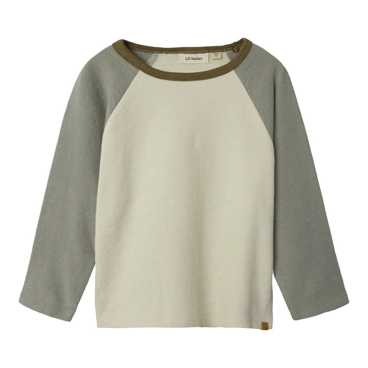 Hoe tof is dit nunan lange mouwen shirt in de kleur turtledove van het merk Lil' Atelier?! Dit leuke shirt zit enorm comfortabel, maar zorgt ook voor een hippe look en ziet er heel stoer uit! Het is de ideale basic voor in elke kinderkledingkast! VanZus