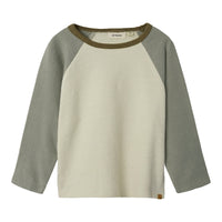 Hoe tof is dit nunan lange mouwen shirt in de kleur turtledove van het merk Lil' Atelier?! Dit leuke shirt zit enorm comfortabel, maar zorgt ook voor een hippe look en ziet er heel stoer uit! Het is de ideale basic voor in elke kinderkledingkast! VanZus