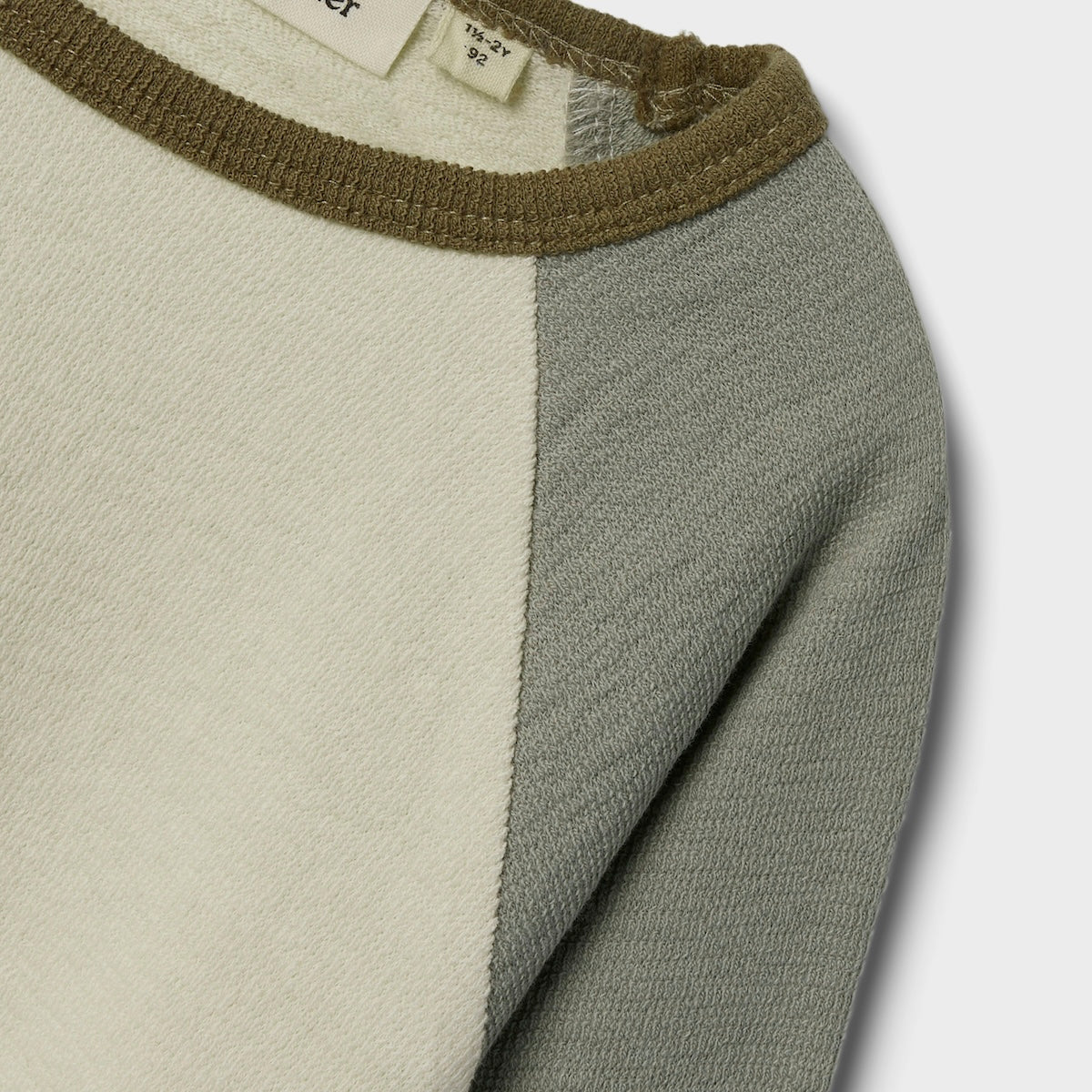 Hoe tof is dit nunan lange mouwen shirt in de kleur turtledove van het merk Lil' Atelier?! Dit leuke shirt zit enorm comfortabel, maar zorgt ook voor een hippe look en ziet er heel stoer uit! Het is de ideale basic voor in elke kinderkledingkast! VanZus