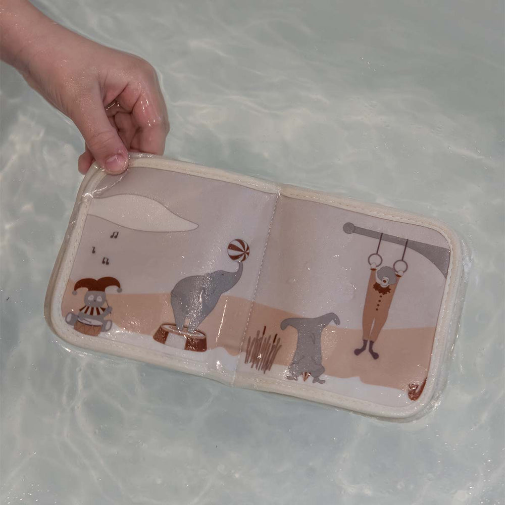 Het Nuuroo chris badboekje carnival train maakt baddertijd van je kleintje nóg leuker! Is jouw kindje niet zo’n grote fan van badderen? Geen probleem, want met dit leuke badspeelgoed wordt elk bad een feestje. VanZus.
