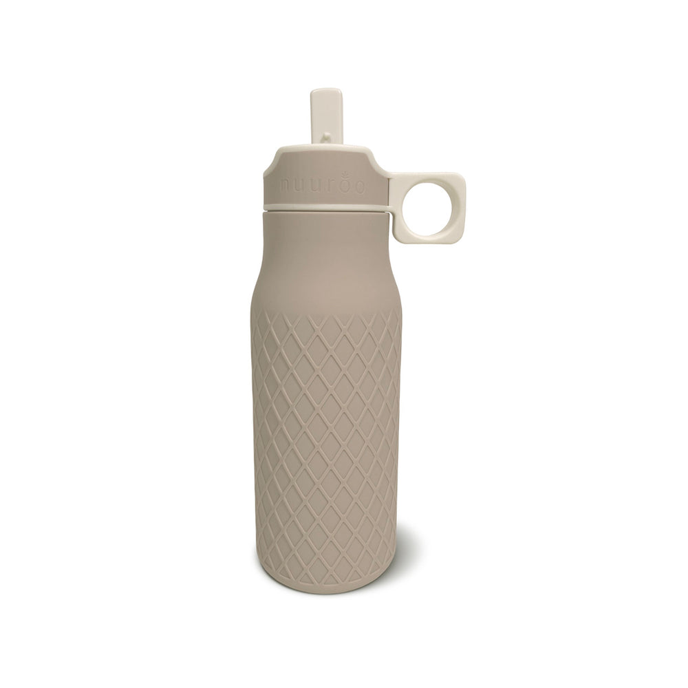 De Nuuroo isa siliconen drinkfles cobblestone is een hele fijne drinkfles voor je kindje. De fles is gemaakt van siliconen, heel handig want hij kan daarom tegen een stootje. VanZus.