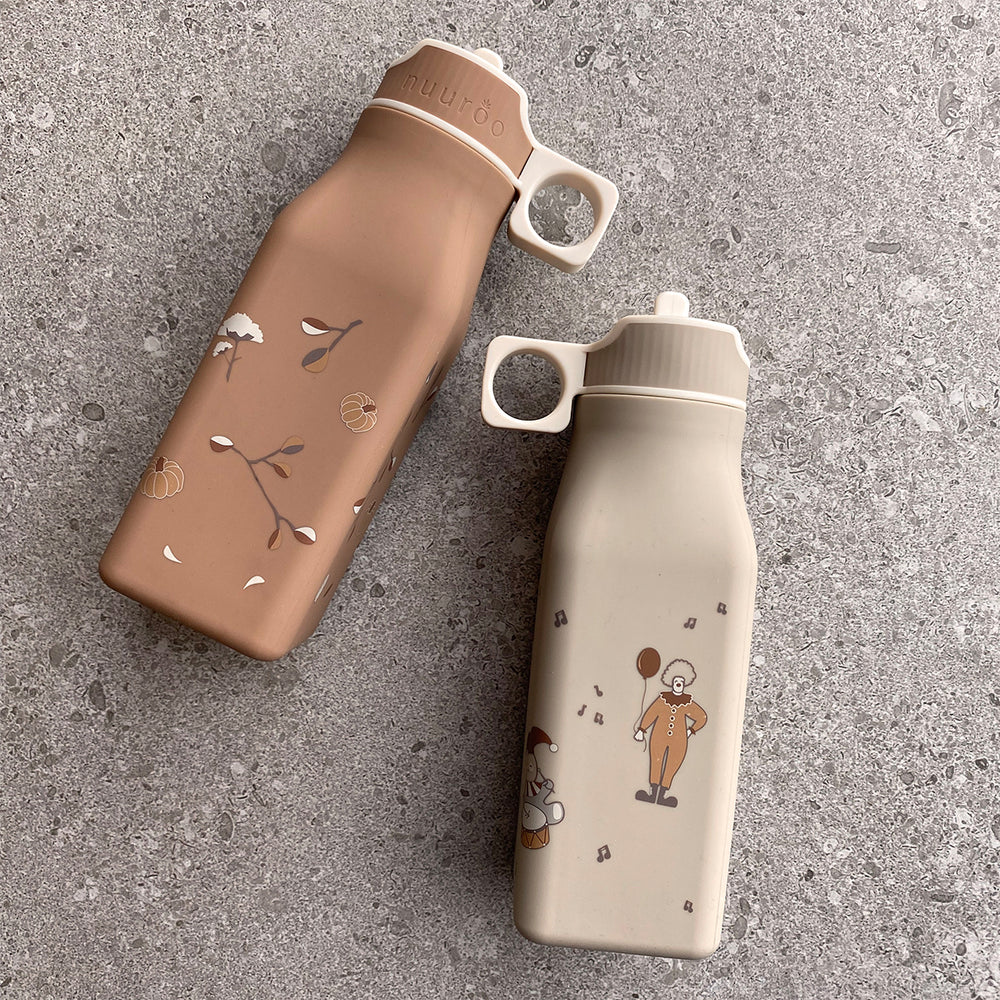 De Nuuroo storm siliconen drinkfles pumpkin flower is een super leuke drinkfles voor jouw kleintje. Deze drinkfles is éxtra leuk dankzij de gezellige prints op de zijkant. VanZus.