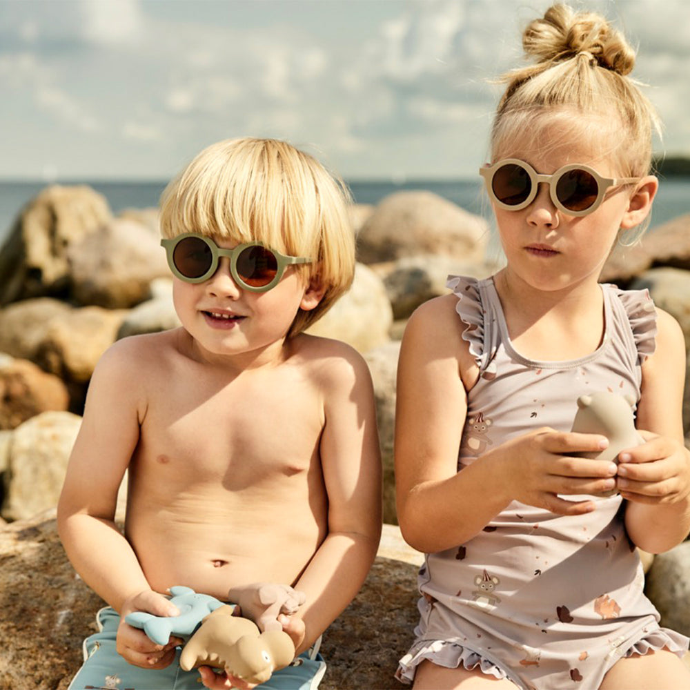 Bescherm de ogen van jouw kindje tegen UV straling met deze superschattige en hippe zonnebril anna van Nuuroo in de kleur cream. Een echte musthave wanneer het zonnetje schijnt. VanZus
