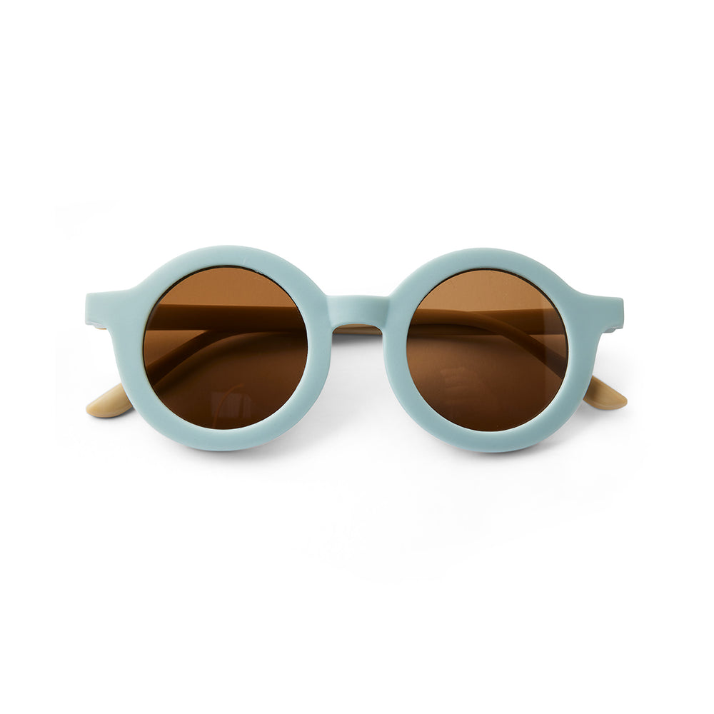 Bescherm de ogen van jouw kindje tegen UV straling met deze superschattige en hippe zonnebril anna van Nuuroo in de kleur dusty blue. Een echte musthave wanneer het zonnetje schijnt. VanZus
