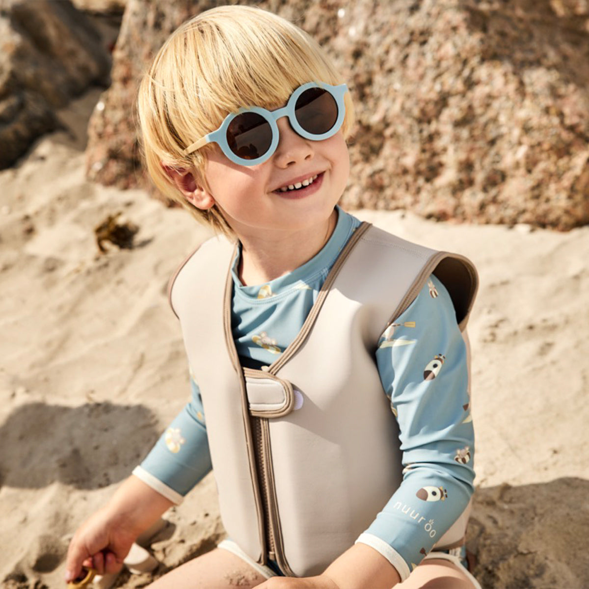Bescherm de ogen van jouw kindje tegen UV straling met deze superschattige en hippe zonnebril anna van Nuuroo in de kleur dusty blue. Een echte musthave wanneer het zonnetje schijnt. VanZus