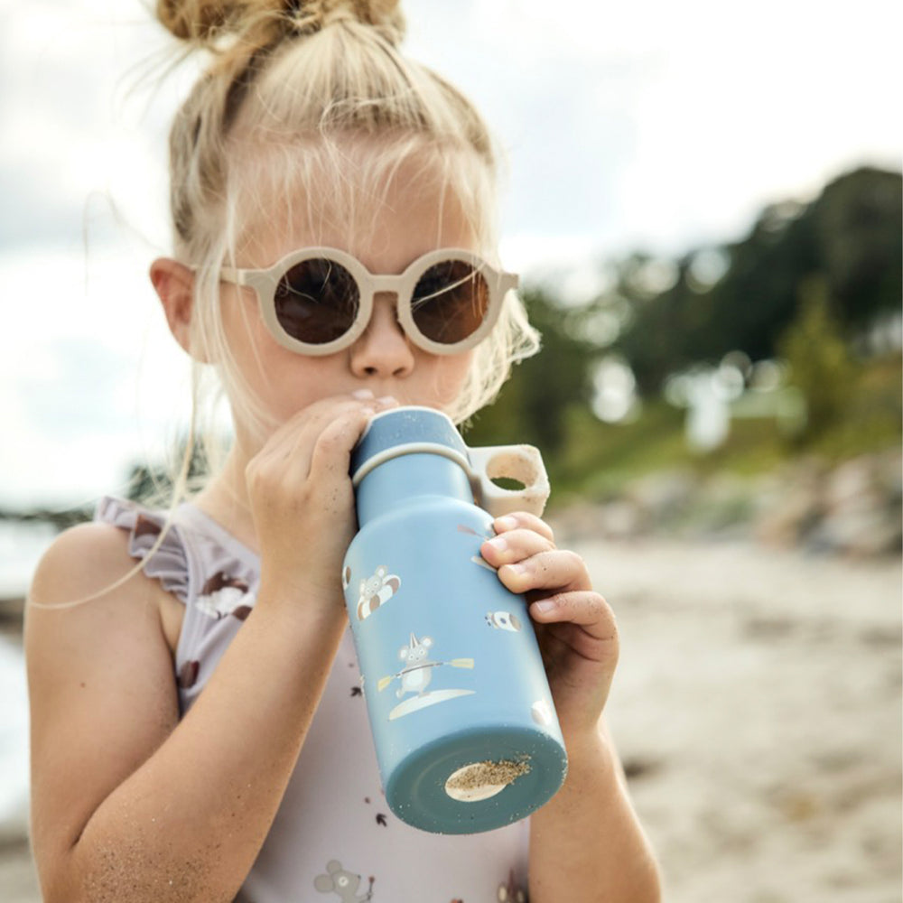 Bescherm de ogen van jouw kindje tegen UV straling met deze superschattige en hippe zonnebril anna van Nuuroo in de kleur rose. Een echte musthave wanneer het zonnetje schijnt. VanZus