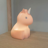 Geef je kindje een veilig gevoel met de sol siliconen lamp unicorn van Nuuroo. De nachtlamp eenhoorn heeft de kleur rose, is gemaakt van zachte siliconen en heeft een USB aansluiting om hem op te laden. VanZus