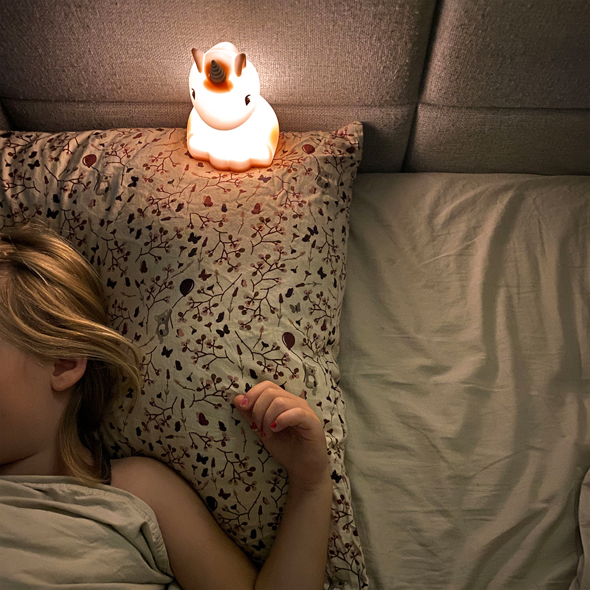 Geef je kindje een veilig gevoel met de sol siliconen lamp unicorn van Nuuroo. De nachtlamp eenhoorn heeft de kleur rose, is gemaakt van zachte siliconen en heeft een USB aansluiting om hem op te laden. VanZus