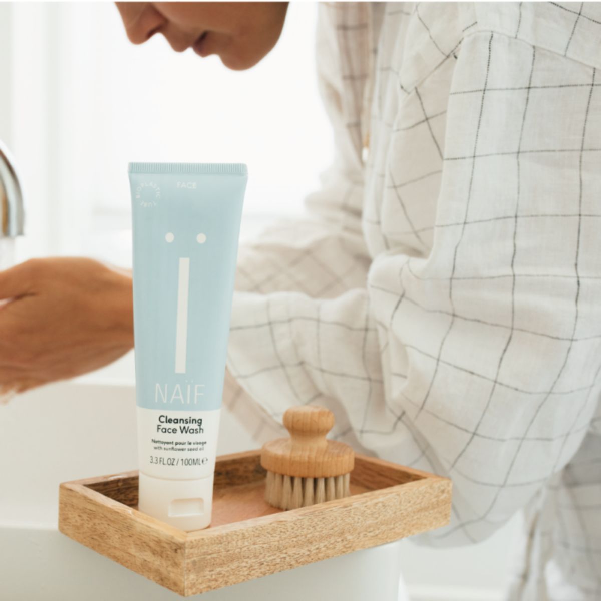 Reinig de huid met de reinigende face wash van het merk Naïf. De cleanser verzorgt en hydrateert de huid ook. Vrij van schadelijke stoffen. Inhoud: 100ml. VanZus