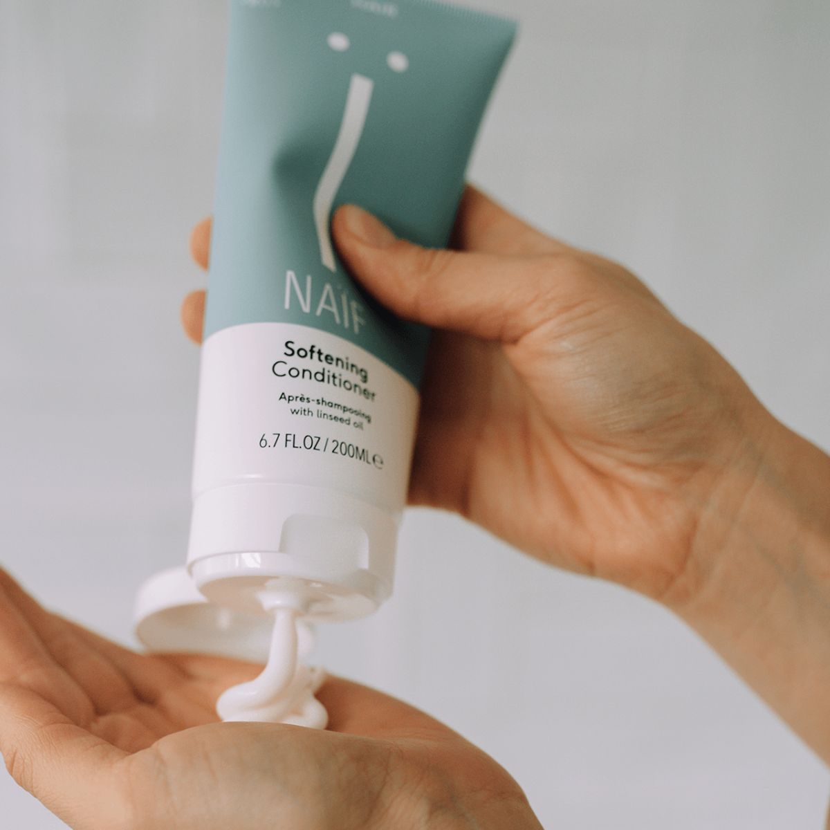 De verzachtende conditioner van Naïf geeft voeding en glans aan het haar. Vrij van schadelijke stoffen, hypoallergeen, parfum vrij en geschikt voor elk haartype. Ontklik zonder te verzwaren. Ook in shampoo. VanZus