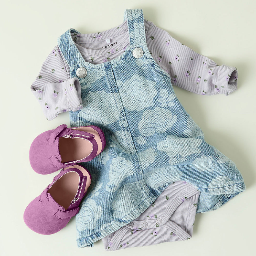 Het baby hofie lange mouw slim rompertje in misty lilac van het merk Name It is een zachte, comfortabele keuze voor je kleintje. Gemaakt van een ademende katoenmix met een vleugje stretch, zorgt dit rompertje voor ultiem comfort en bewegingsvrijheid. VanZus
