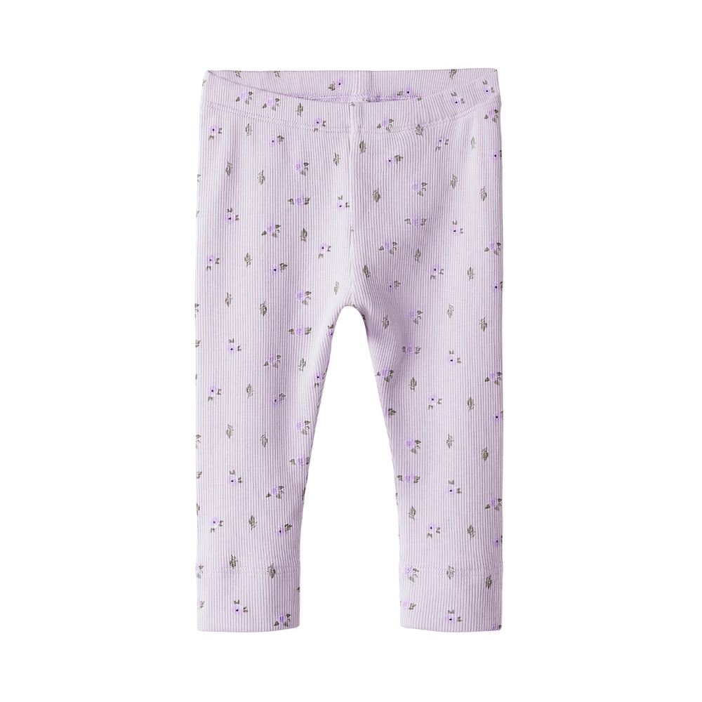 De baby hofie slim legging in de zachte kleur misty lilac van het merk Name It is een comfortabele en veelzijdige basic voor elke baby. Gemaakt van een soepele katoenmix met stretch, biedt deze legging een fijne pasvorm en veel bewegingsvrijheid. VanZus