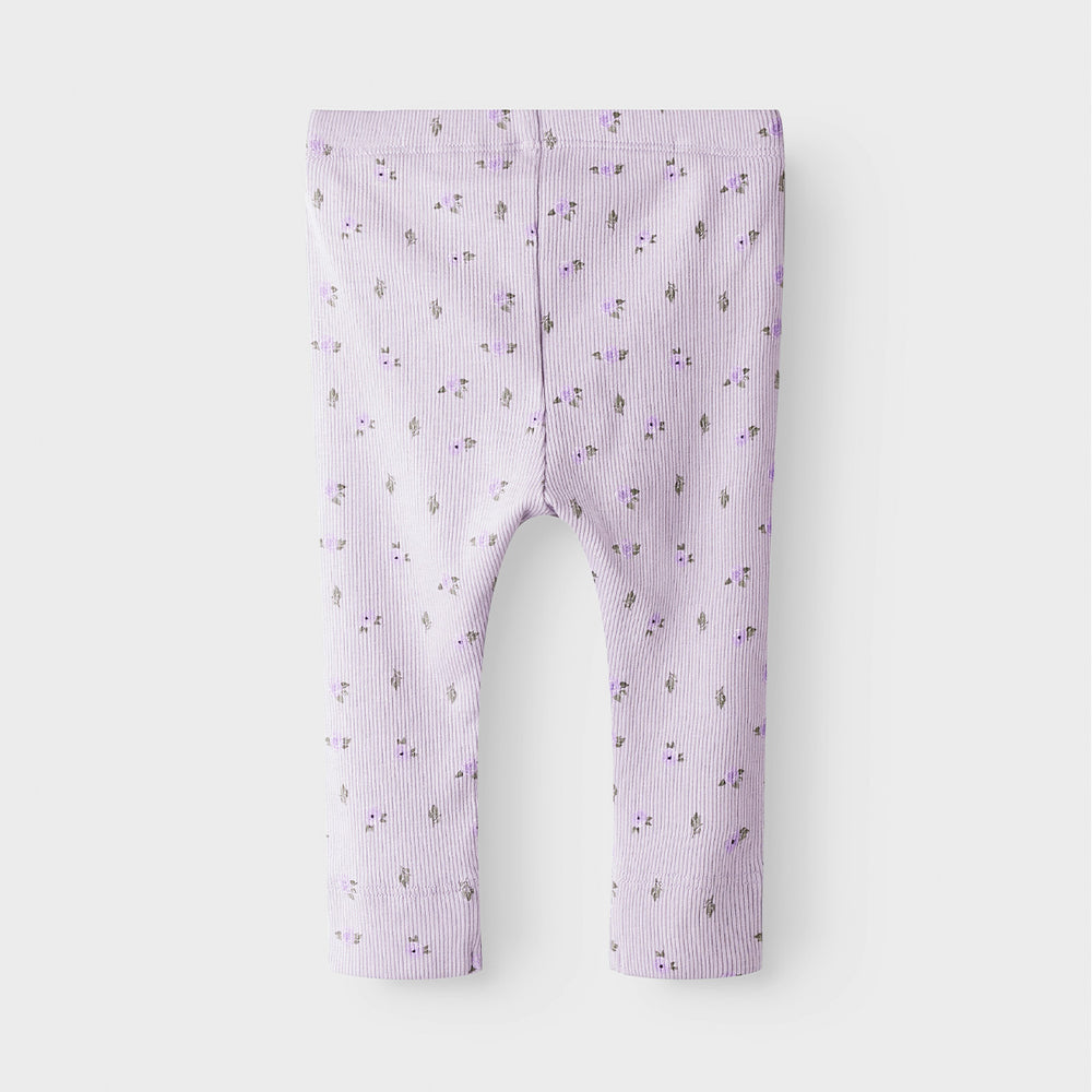 De baby hofie slim legging in de zachte kleur misty lilac van het merk Name It is een comfortabele en veelzijdige basic voor elke baby. Gemaakt van een soepele katoenmix met stretch, biedt deze legging een fijne pasvorm en veel bewegingsvrijheid. VanZus
