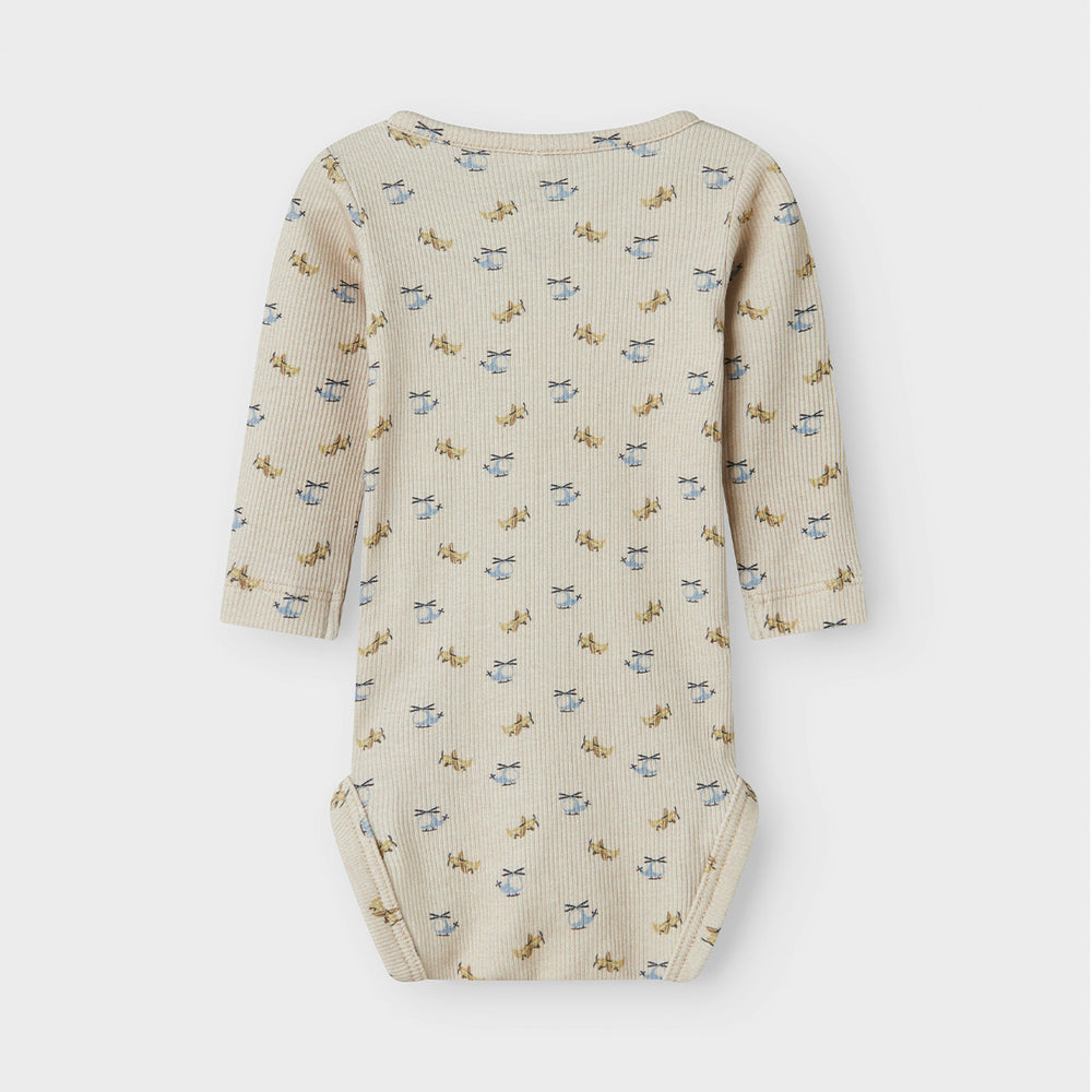 Het baby koalkab lange mouw rompertje in de kleur peyote van het merk Name It is een zachte, comfortabele basic voor elke baby. Gemaakt van biologisch katoen met een vleugje stretch, voelt dit rompertje heerlijk aan op de gevoelige babyhuid. VanZus