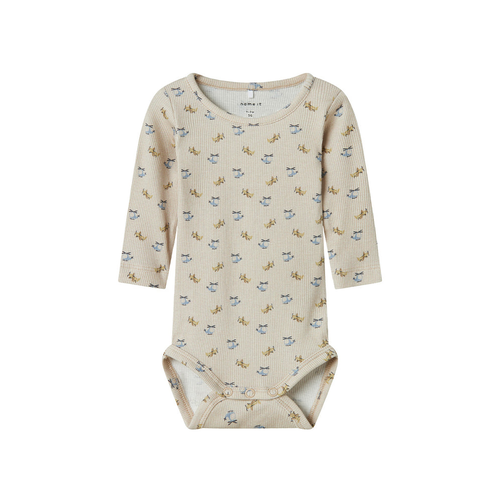 Het baby koalkab lange mouw rompertje in de kleur peyote van het merk Name It is een zachte, comfortabele basic voor elke baby. Gemaakt van biologisch katoen met een vleugje stretch, voelt dit rompertje heerlijk aan op de gevoelige babyhuid. VanZus