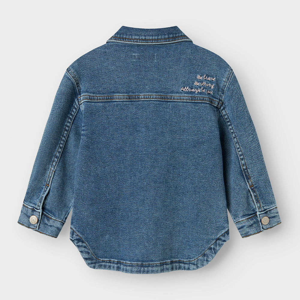 Het devi denim jasje in medium blue denim bow van het merk Name It is een stijlvolle en tijdloze toevoeging aan de garderobe van je kind. Gemaakt van stevige, comfortabele denim met een vleugje stretch voor optimale bewegingsvrijheid. VanZus