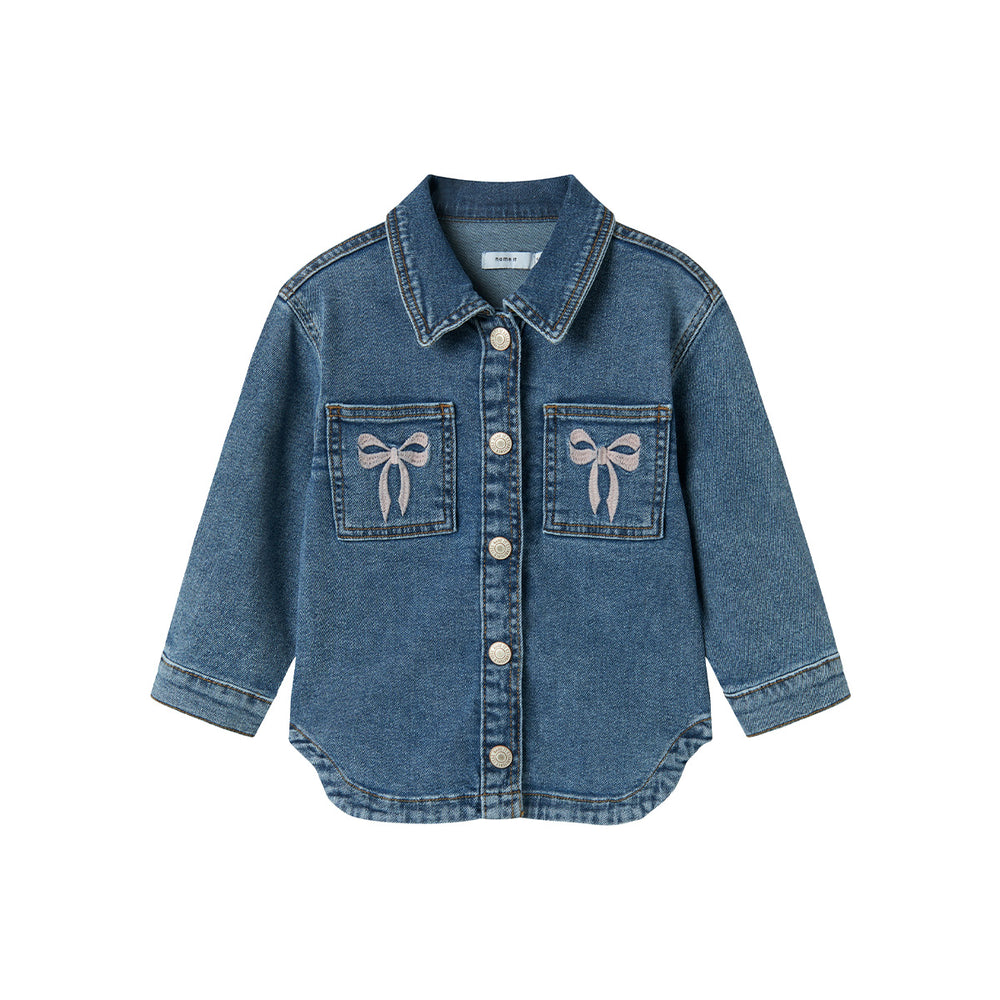 Het devi denim jasje in medium blue denim bow van het merk Name It is een stijlvolle en tijdloze toevoeging aan de garderobe van je kind. Gemaakt van stevige, comfortabele denim met een vleugje stretch voor optimale bewegingsvrijheid. VanZus