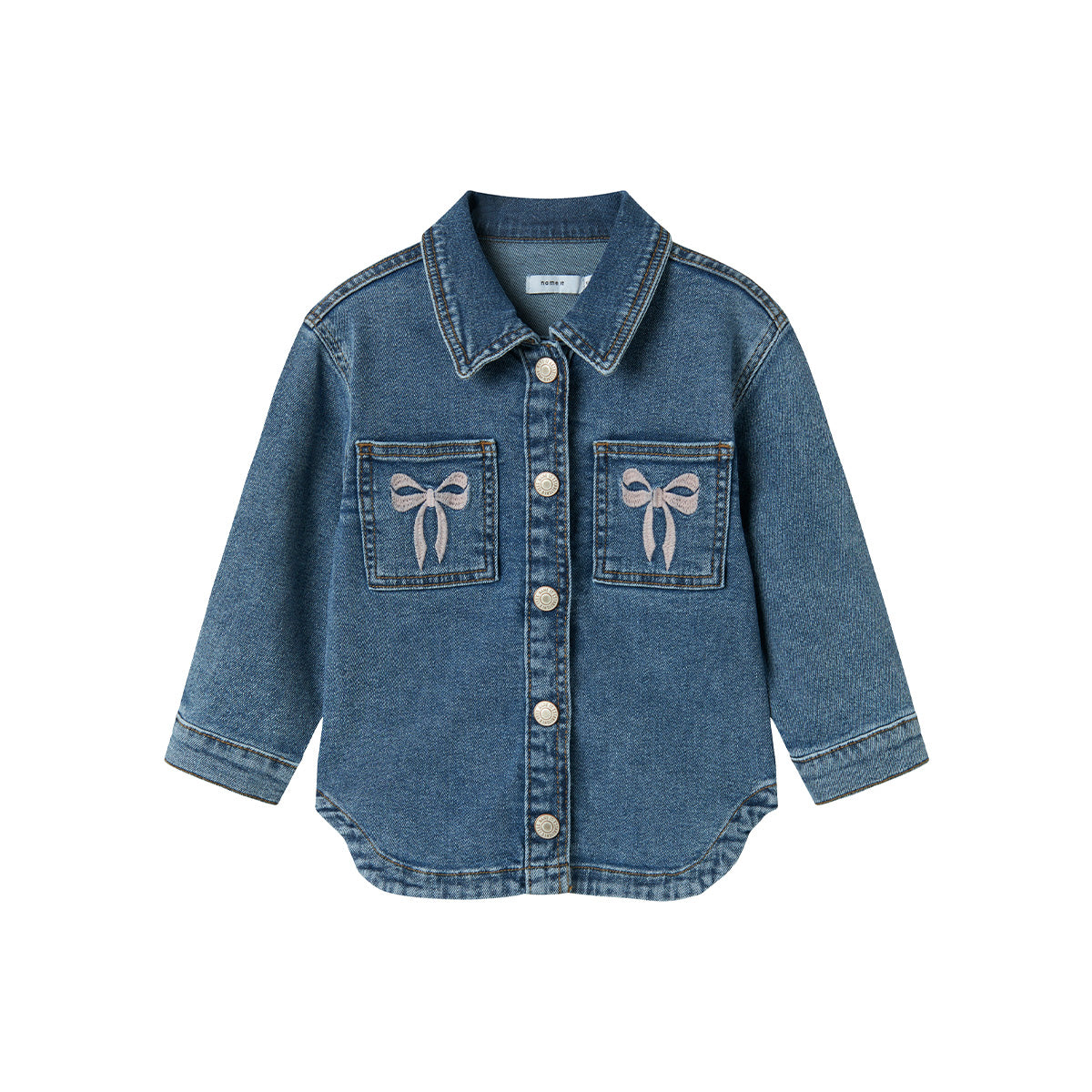 Het devi denim jasje in medium blue denim bow van het merk Name It is een stijlvolle en tijdloze toevoeging aan de garderobe van je kind. Gemaakt van stevige, comfortabele denim met een vleugje stretch voor optimale bewegingsvrijheid. VanZus