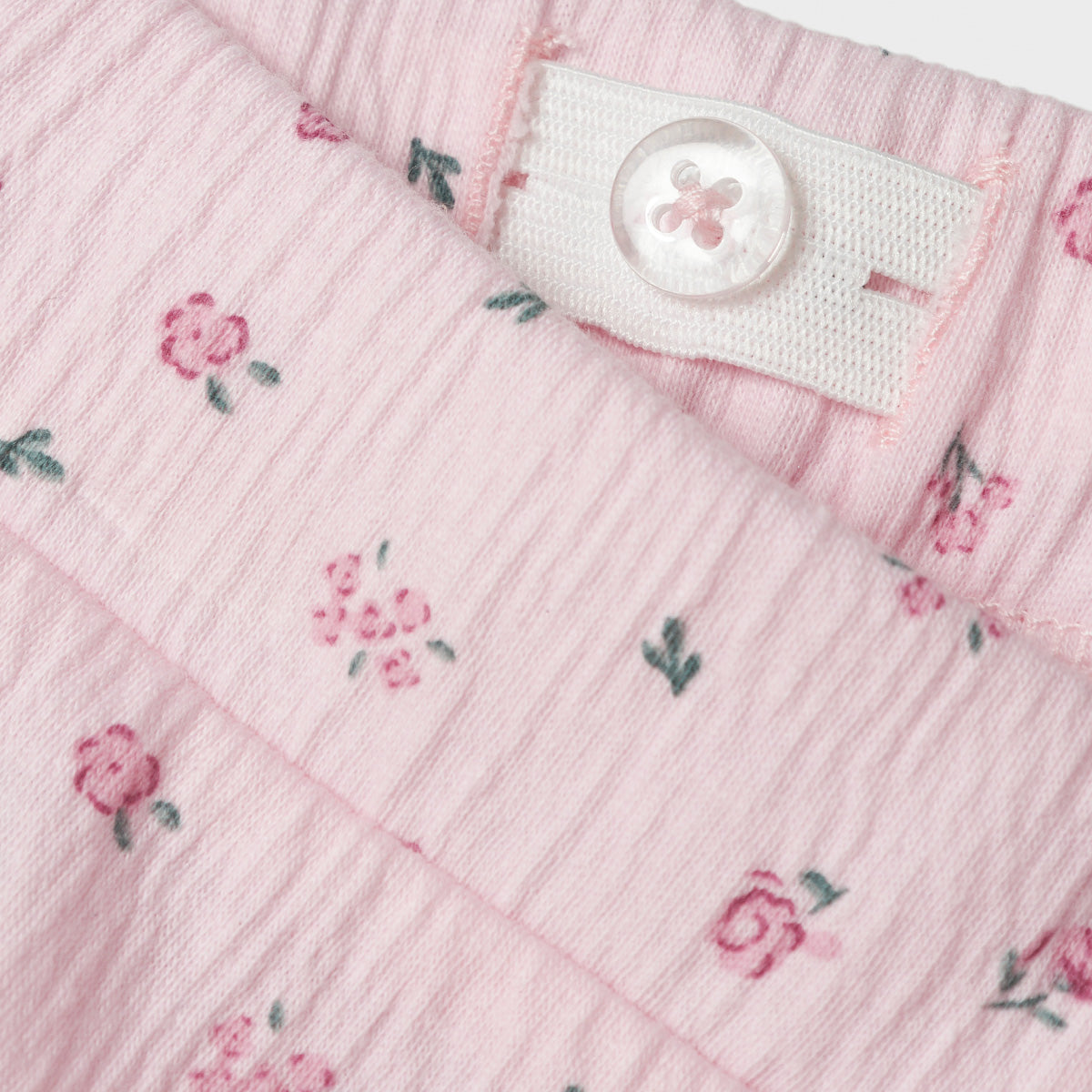 De jannis short in de kleur ballerina van het merk Name It is een schattige en comfortabele korte broek voor meisjes. Gemaakt van een zachte en soepele stof die perfect is voor zomerse dagen. VanZus