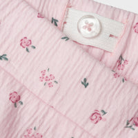 De jannis short in de kleur ballerina van het merk Name It is een schattige en comfortabele korte broek voor meisjes. Gemaakt van een zachte en soepele stof die perfect is voor zomerse dagen. VanZus