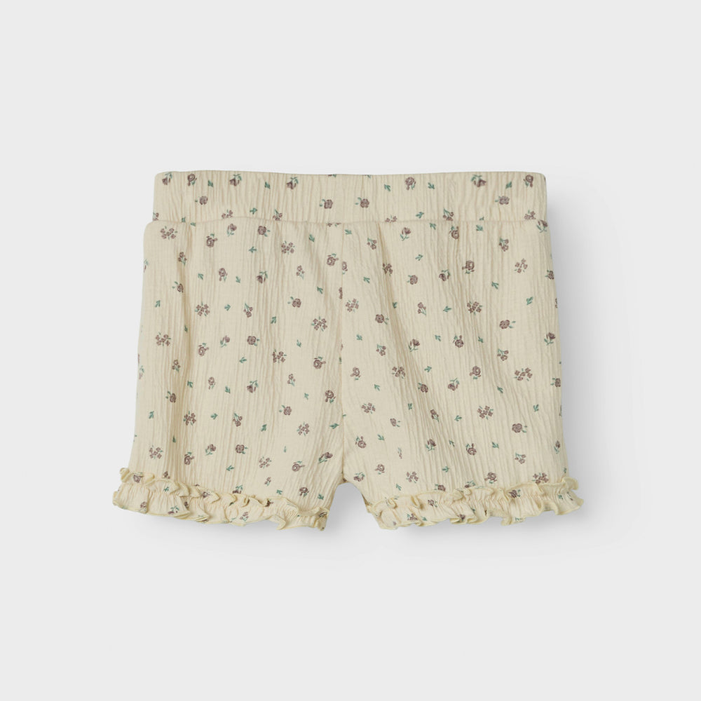 De jannis short in de kleur bleached sand van het merk Name It is een schattige en comfortabele korte broek voor meisjes. Gemaakt van een zachte en soepele stof die perfect is voor zomerse dagen. VanZus