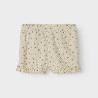 De jannis short in de kleur bleached sand van het merk Name It is een schattige en comfortabele korte broek voor meisjes. Gemaakt van een zachte en soepele stof die perfect is voor zomerse dagen. VanZus