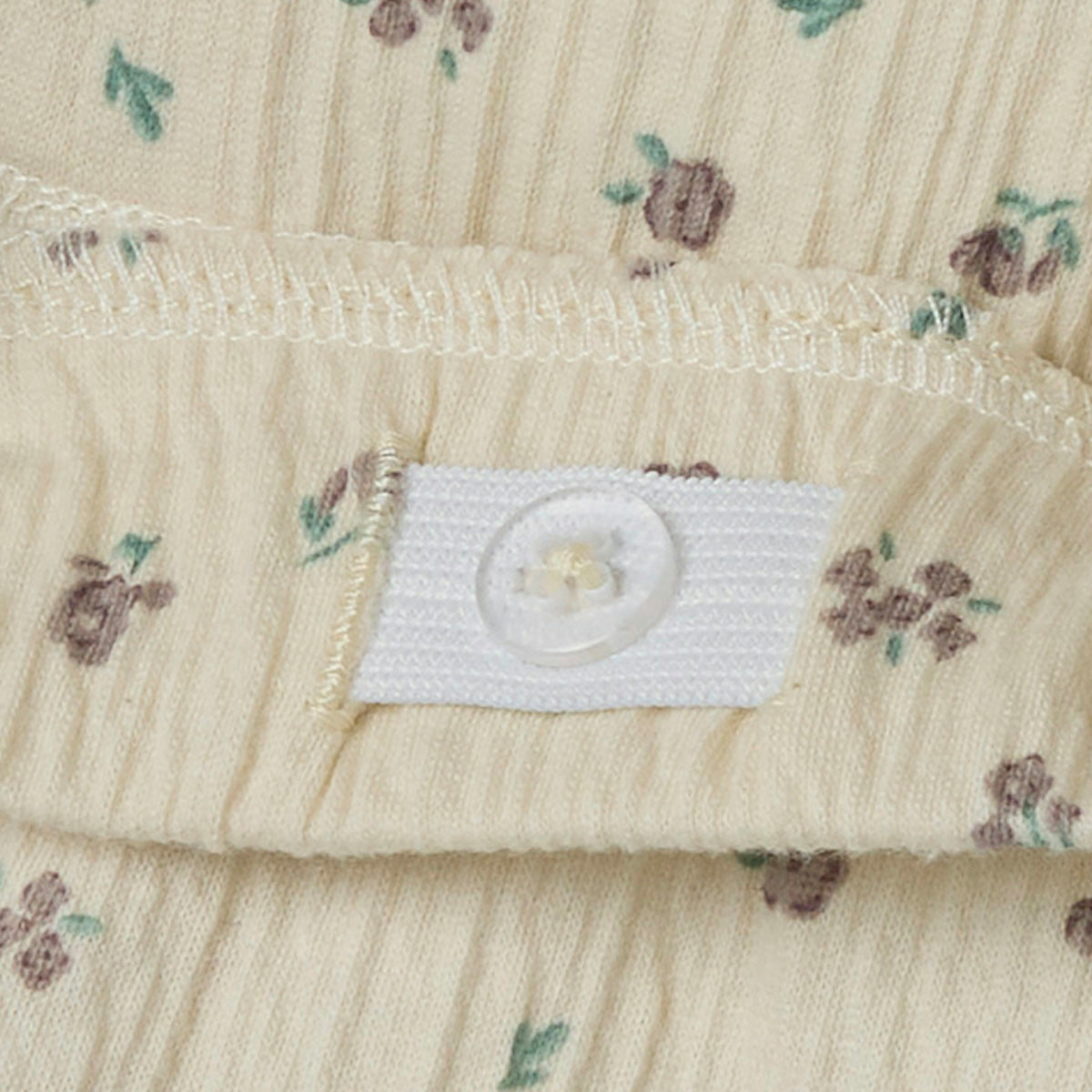De jannis short in de kleur bleached sand van het merk Name It is een schattige en comfortabele korte broek voor meisjes. Gemaakt van een zachte en soepele stof die perfect is voor zomerse dagen. VanZus