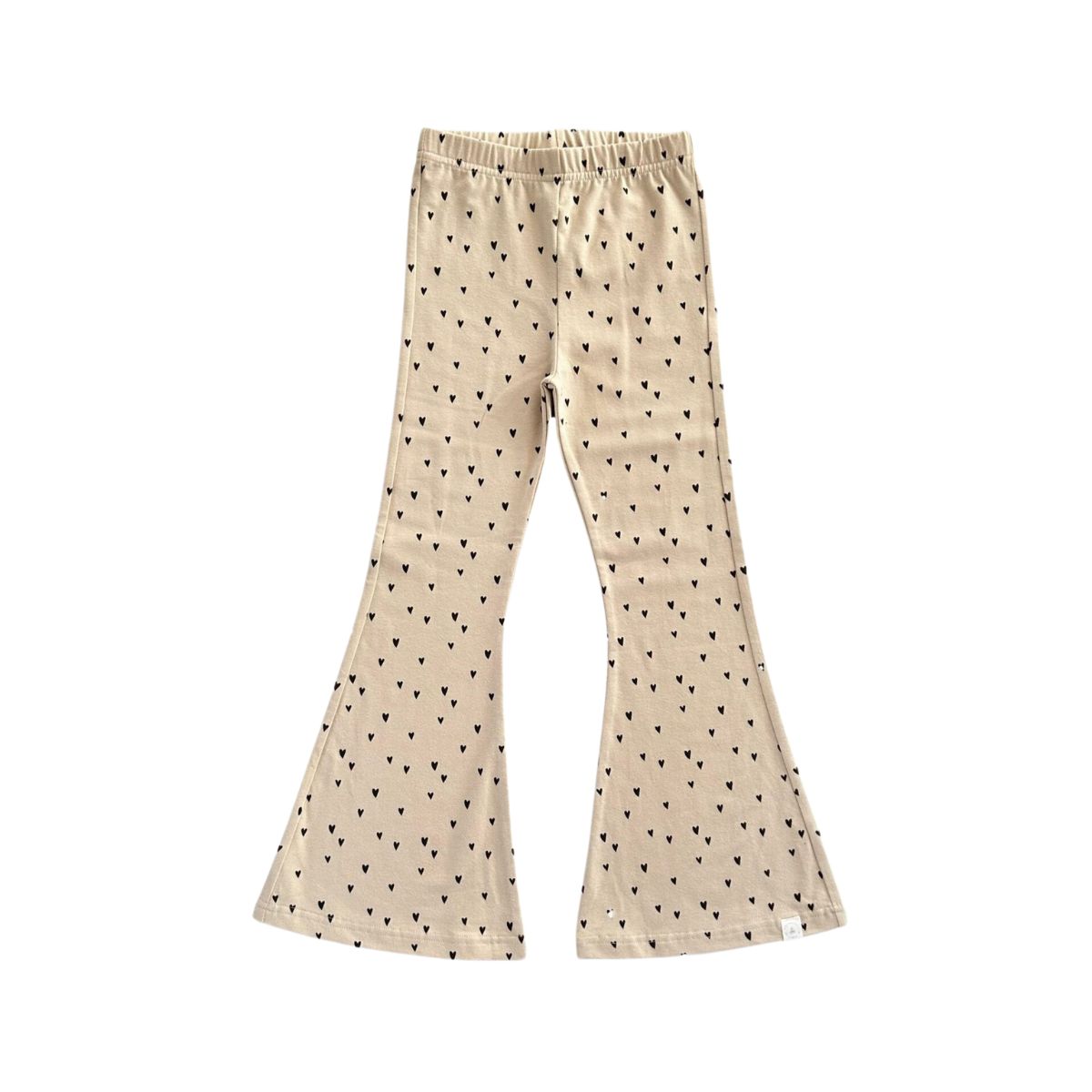 Laten we teruggaan naar de seventies met deze be flared rib legging brown hearts van Navy Natural. Deze schattige broek zit door de heerlijke stretchstof en wijde pijpen ook heel lekker. De neutrale kleur en zachte stof met print met hartjes maken het een item wat je eindeloos kunt combineren! VanZus