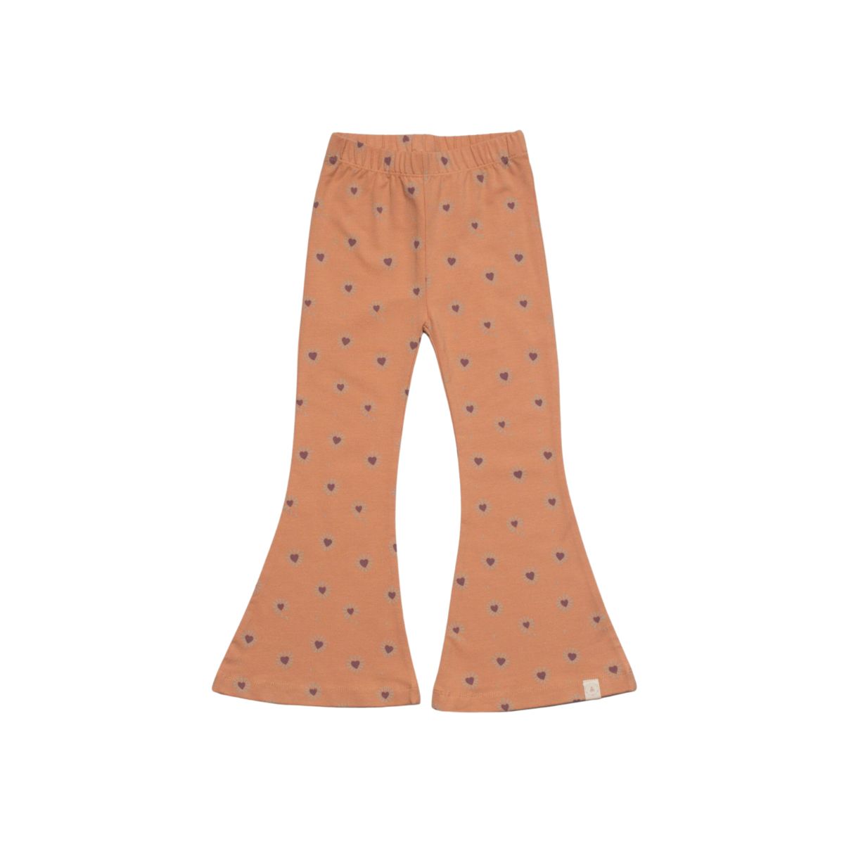 Laten we teruggaan naar de seventies met deze be flared rib legging mauve hearts van Navy Natural. Deze schattige broek met wijde pijpen zit door de heerlijke stretchstof en wijde pijpen ook heel lekker. De bijzondere kleur en zachte stof maken het een item wat de outfit van je kleintje meteen een eyecatcher maakt. VanZus