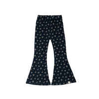 Laten we teruggaan naar de seventies met deze be flared rib legging navy flower van Navy Natural. Deze schattige broek met wijde pijpen zit door de heerlijke stretchstof en wijde pijpen ook heel lekker. De mooie donkerblauwe kleur en print met subtiele bloemen maken het een item wat je eindeloos kunt combineren. VanZus