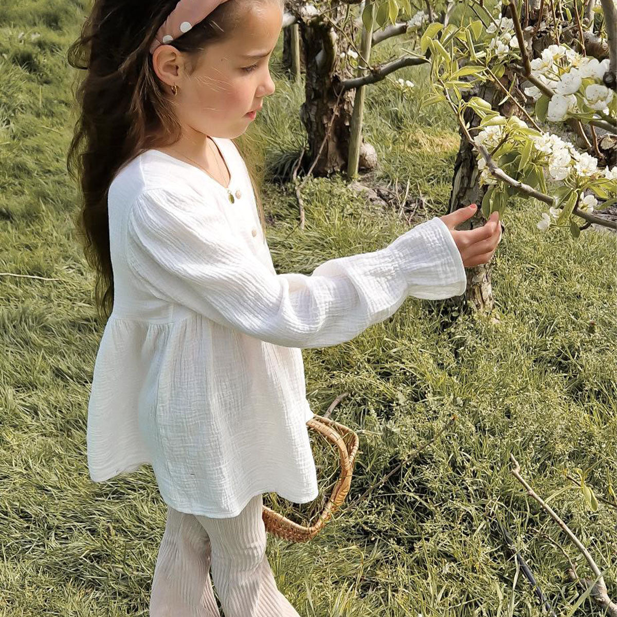 Geef je kleintje een schattige 70s look met deze be flared rib legging in de kleur almond crème van het merk Navy Naturals. Deze leuke retro kinderbroek met wijde pijpen staat je kleintje niet alleen heel leuk, maar zit ook comfortabel. VanZus