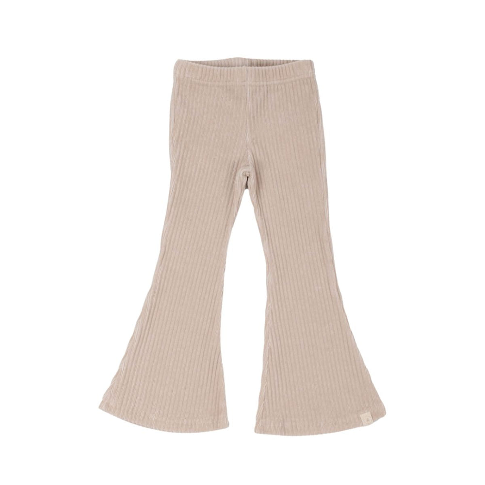 Laten we teruggaan naar de seventies met deze be flared rib legging in crème van Navy Natural. Deze schattige, maar heel comfortabele broek met wijde pijpen ziet er niet alleen superhip uit, maar zit heel lekker. De neutrale kleur en fijne ribstof maken het een item wat je eindeloos kunt combineren. VanZus