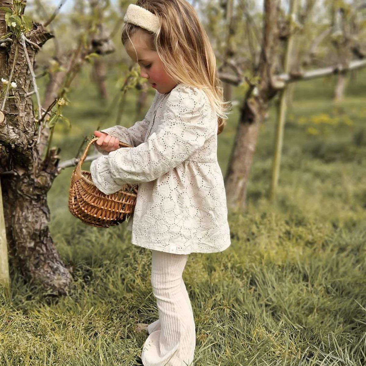 Laten we teruggaan naar de seventies met deze be flared rib legging in crème van Navy Natural. Deze schattige, maar heel comfortabele broek met wijde pijpen ziet er niet alleen superhip uit, maar zit heel lekker. De neutrale kleur en fijne ribstof maken het een item wat je eindeloos kunt combineren. VanZus