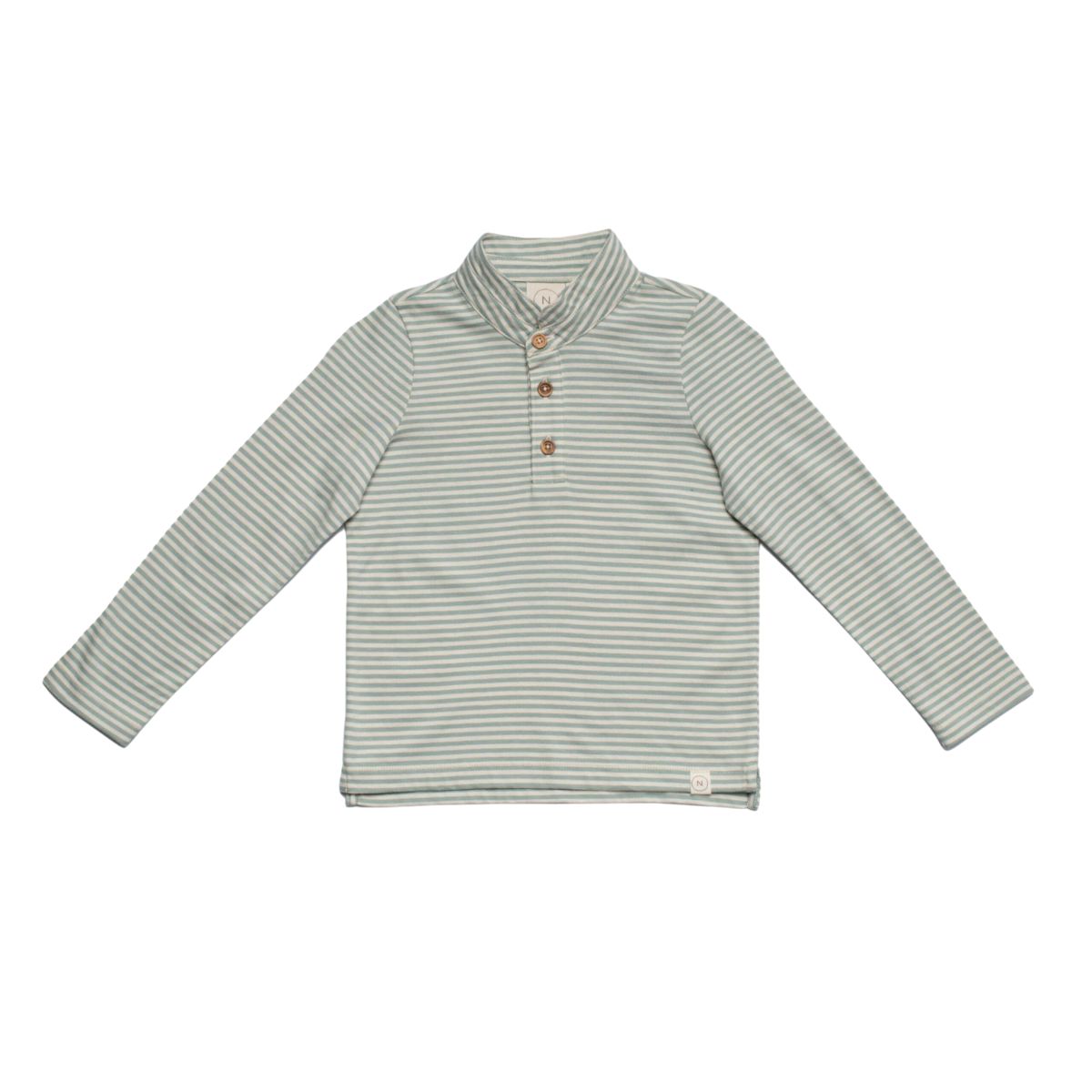 Een heerlijke polo voor je kindje vind je in de boys polo green stripe van Navy Natural. Gemaakt van een heerlijke stretch en zachte jersey. De gestreepte polo met lange mouwen is een lekker draagbaar item. VanZus