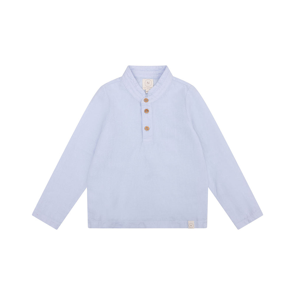 Een heerlijke polo voor je kindje vind je in de boys polo light blue van Navy Natural. Gemaakt van een heerlijke stretch en zachte jersey. De neutrale polo met lange mouwen is een lekker draagbaar item in een mooie blauwe kleur. VanZus