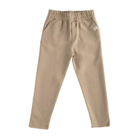 De heerlijke chino beige/taupe van Navy Natural wordt vast één van de favorieten van je kind! Hoewel de broek er heel netjes en hip uitziet zit de broek als een lekkere joggingbroek door de zachte stof en de elastische tailleband. De neutrale kleur laat zich makkelijk combineren. VanZus