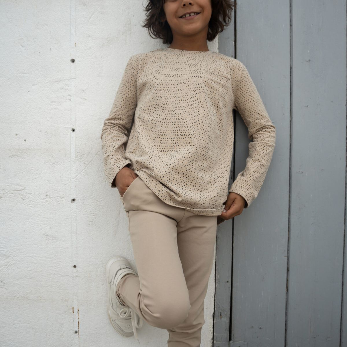 De heerlijke chino beige/taupe van Navy Natural wordt vast één van de favorieten van je kind! Hoewel de broek er heel netjes en hip uitziet zit de broek als een lekkere joggingbroek door de zachte stof en de elastische tailleband. De neutrale kleur laat zich makkelijk combineren. VanZus