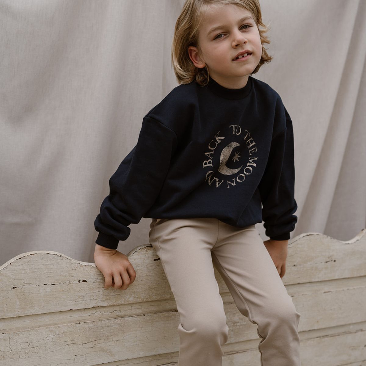 De heerlijke chino beige/taupe van Navy Natural wordt vast één van de favorieten van je kind! Hoewel de broek er heel netjes en hip uitziet zit de broek als een lekkere joggingbroek door de zachte stof en de elastische tailleband. De neutrale kleur laat zich makkelijk combineren. VanZus