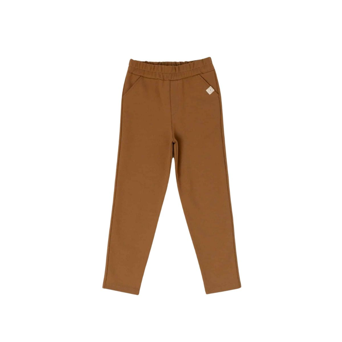 De heerlijke chino brown van Navy Natural wordt vast één van de favorieten van je kind! Hoewel de broek er heel netjes en hip uitziet zit de broek als een lekkere joggingbroek door de zachte stof en de elastische tailleband. De bruine kleur laat zich makkelijk combineren. VanZus