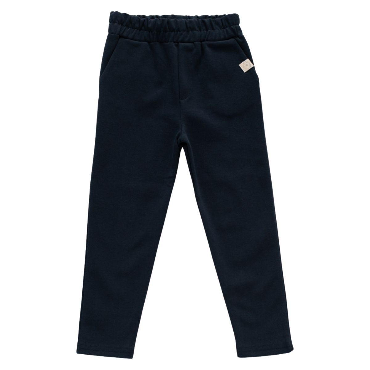 De heerlijke chino navy van Navy Natural wordt vast één van de favorieten van je kind! Hoewel de broek er heel netjes en hip uitziet zit de broek als een lekkere joggingbroek door de zachte stof en de elastische tailleband. De donkerblauwe kleur laat zich makkelijk combineren. VanZus