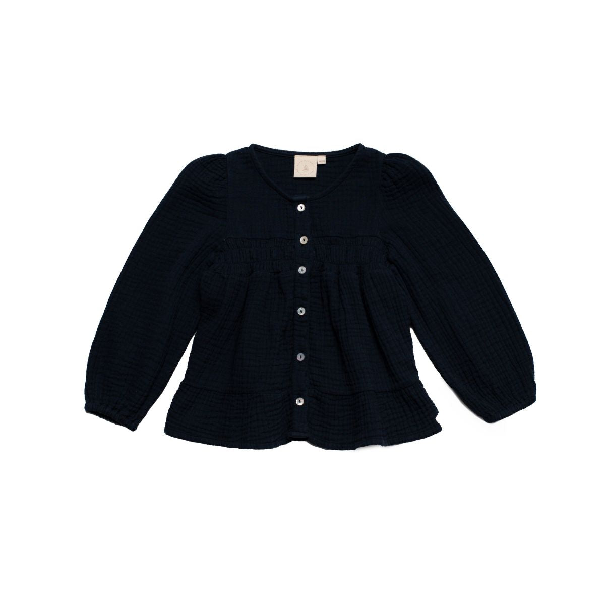 De mousseline blouse emilia in de kleur navy van Navy Natural is zo'n item wat je bijna met alles kunt stylen. De donkerblauwe blouse laat zich heel makkelijk combineren en staat geweldig!  De blouse heeft kleine knoopjes aan de voorzijde en is gemaakt van mousseline. VanZus