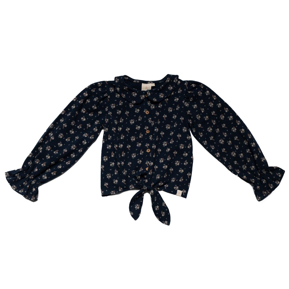 Shop de Navy Natural faye blouse in dark blue flower snel om de meest trendy outfits voor het najaar samen te stellen! De donkerblauwe blouse heeft een print met subtiele bloemetjes en aan de onderzijde een trendy knoopdetail. VanZus