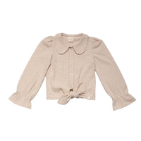 Shop de Navy Natural faye blouse in crème snel om de meest trendy outfits voor het najaar samen te stellen!  De zandkleurige blouse heeft een mooie subtiele kleur en aan de onderzijde een trendy knoopdetail. De peterpankraag en het elastiek langs de mouwen geven de blouse een romantische look.  VanZus