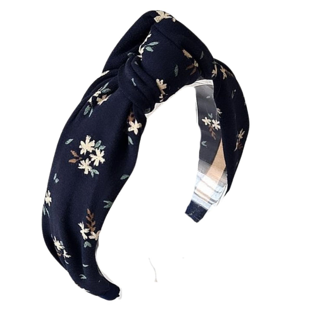 Style de look van jouw mini af met de navy flower haarband van Navy Natural. De knotted diadeem met vrolijke bloemenprint geeft een echte retro vibe aan de looks van jouw kindje. VanZus