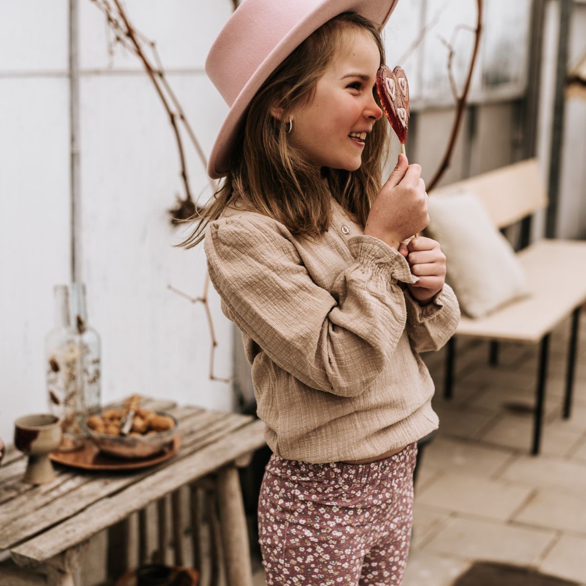 De romantische mousseline blouse julie in beige van Navy Natural wordt vast één van je favoriete items in de kast van je kindje!  De neutrale kleur en zachte mousseline stof maken het een heerlijk item! De blouse heeft een fraaie afwerking bij de kraag en elastiek in de mouwen en waist voor een mooi pofeffect. VanZus