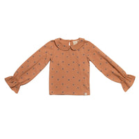 Veel meisjesachtiger dan het shirt june mauve hearts van Navy Natural wordt het niet!  Het shirt heeft een bijzondere oranje kleur en is bezaaid met hartjes. De longsleeve heeft  elastiek bij de manchetten om een leuk pofeffect te creëren en een kraag in Peter Pan-look.  VanZus