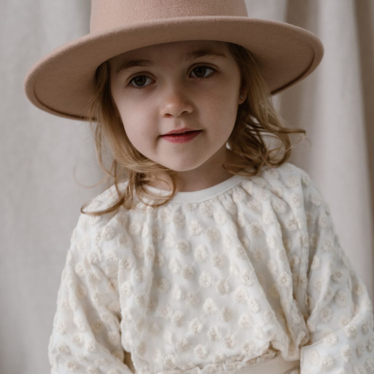 Wow, wat een mooie blouse is de blouse lily broderie in offwhite van Navy Natural! Te dragen als set met de bijpassende rok, maar ook los is het een mooi item wat met veel uit de kledingkast gecombineerd kan worden. De blouse is gemaakt van een hele mooie broderiestof/tulestof met daaronder een zachte jersey. VanZus