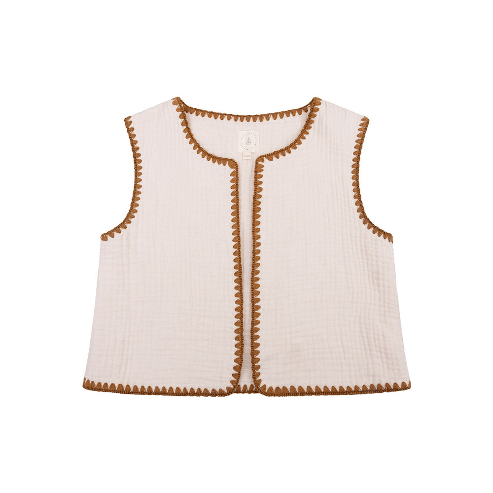 Steelt jouw kleintje de show met het mousseline gilet mikki in de kleur almond van Navy Natural? Het beige gilet is gemaakt van mousseline en heeft een wit stiksel. Het combineert geweldig met de andere items van Navy Natural. VanZus