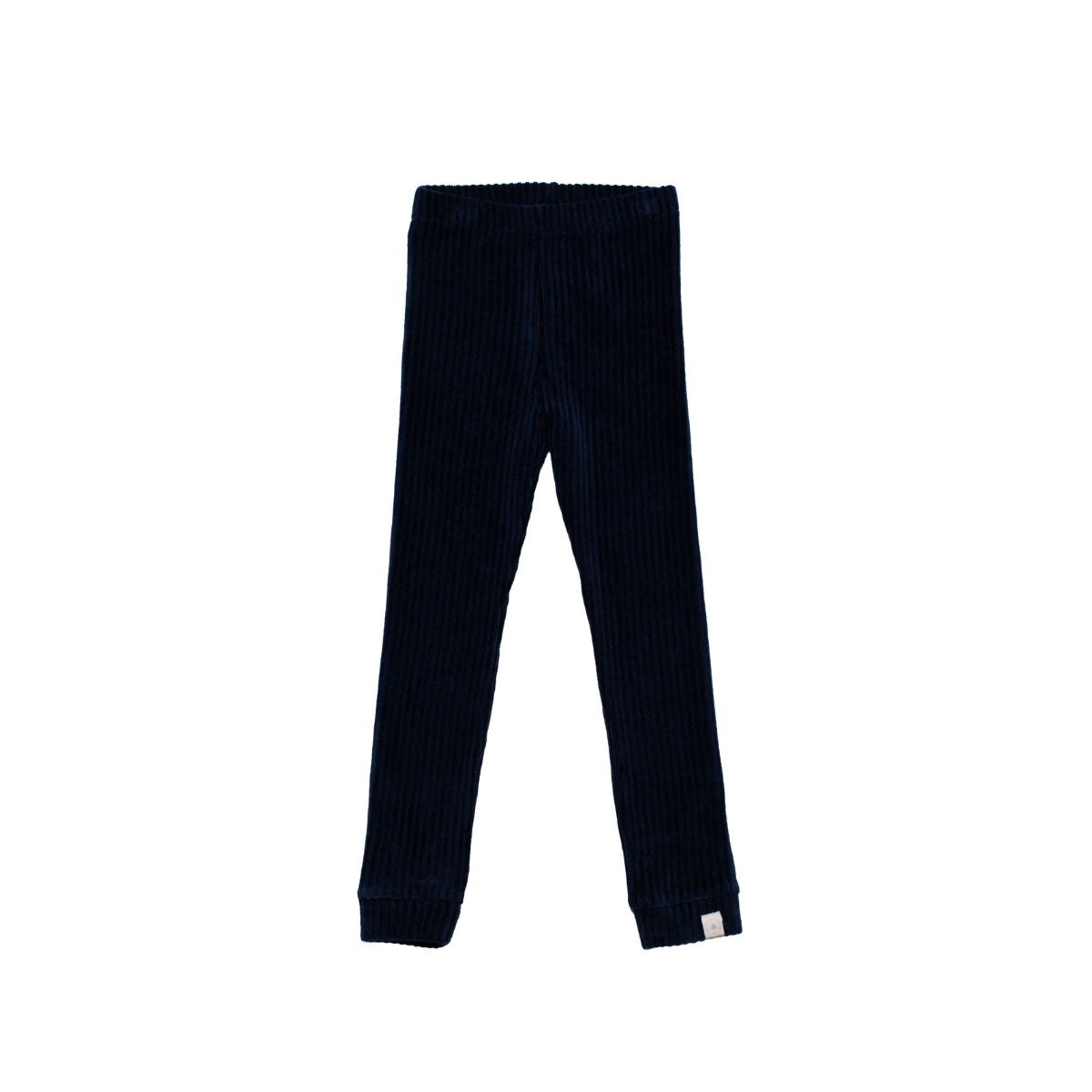 De legging rib dark navy van Navy Natural is meteen eyecatcher voor de outfit van je kindje en mooi neutraal.  Heerlijk comfortabel, maar ook een trendy item door de ribstof en donkerblauwe kleur. De legging is goed te combineren met de andere items uit de collectie van Navy Natural.  VanZus